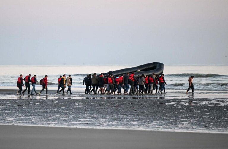 Nearly 700 migrants crossed Channel on Monday in 2022 record: UK