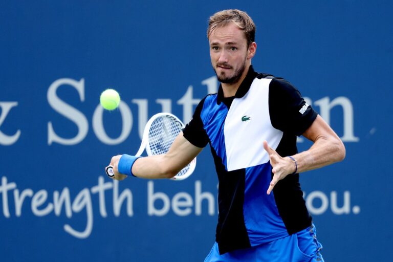 Medvedev advances to quarterfinals, Swiatek sinks in Cincy