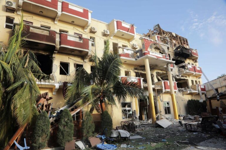 At least 21 killed in Somalia hotel siege, many hostages freed