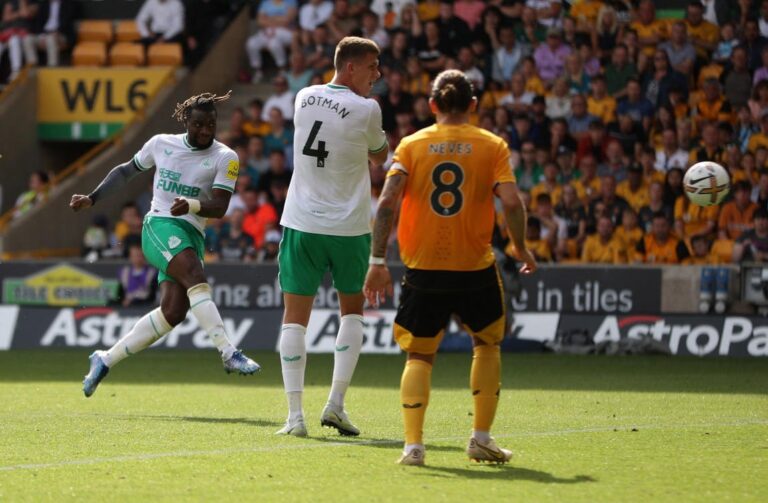 Saint-Maximin stunner snatches a draw for Newcastle at dogged Wolves