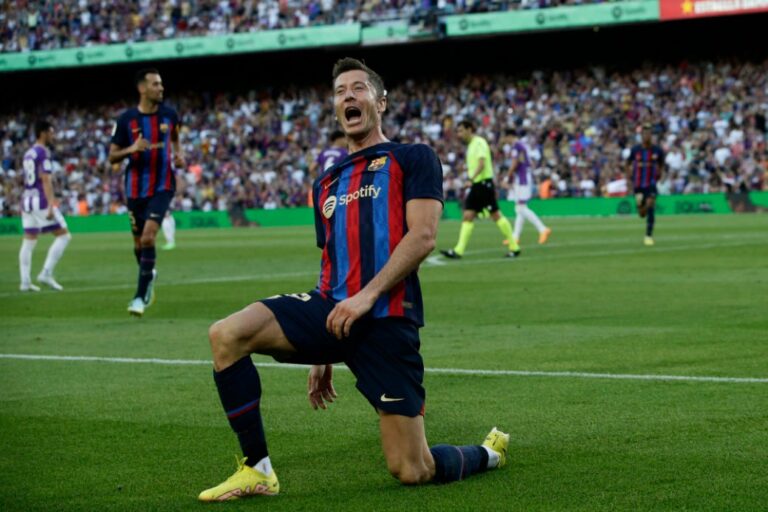 Lewandowski scores 2 again as Barcelona routs Valladolid