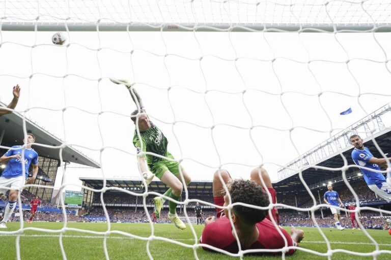 Jurgen Klopp hails Jordan Pickford as Everton keeper denies Liverpool