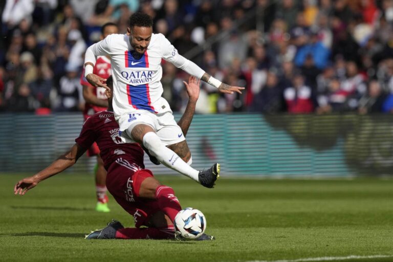 Neymar scores, Donnarumma saves penalty in PSG win