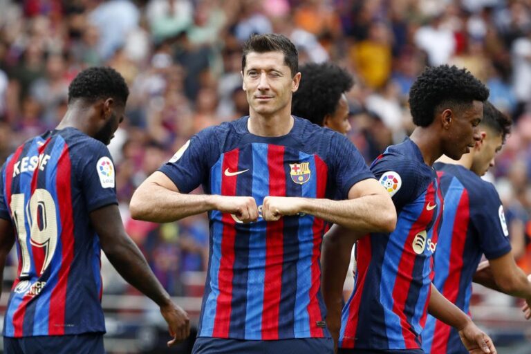 Lewandowski strikes against struggling Elche earn Barca top spot