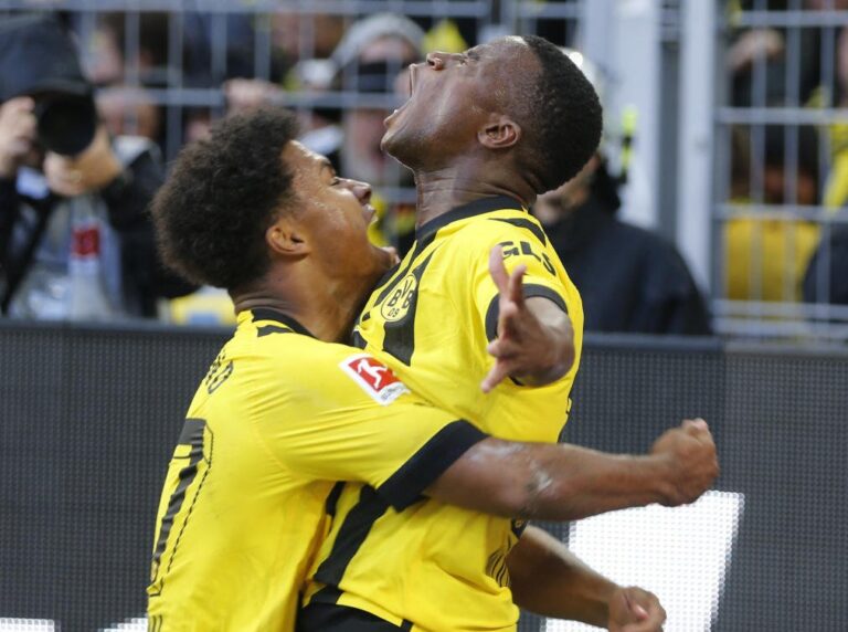 Dortmund go top as Bayern stunned away at Augsburg