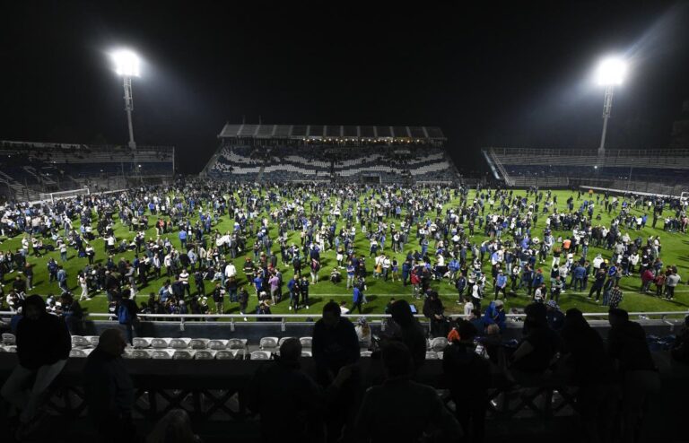 One dead in unrest at Argentina soccer match