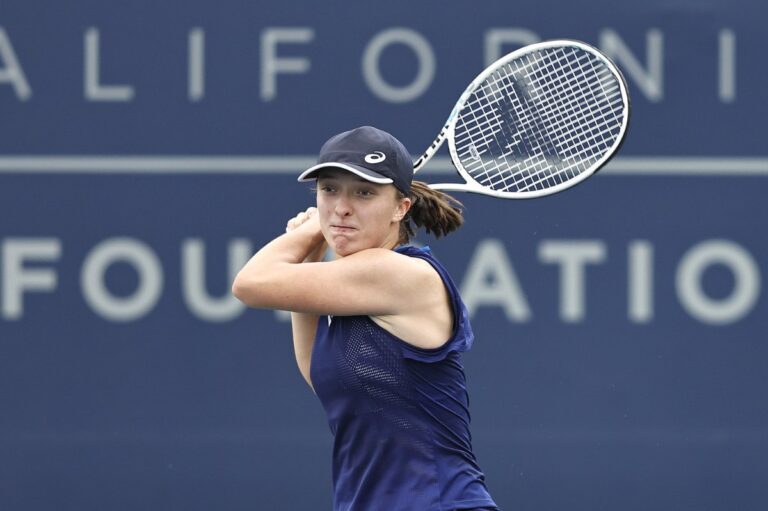 Top-ranked Swiatek advances with three-set victory in San Diego Open