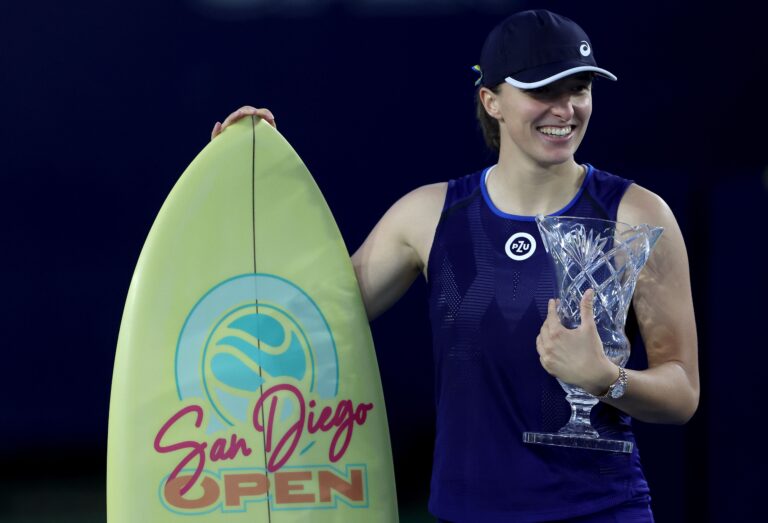 Top-ranked Iga Swiatek beats Vekic to win San Diego title