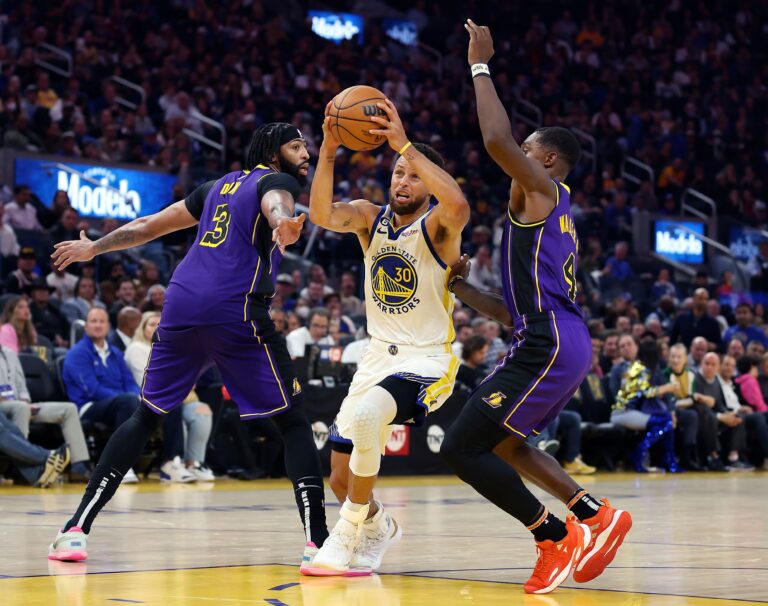 Stephen Curry, Warriors celebrate championship, beat Lakers
