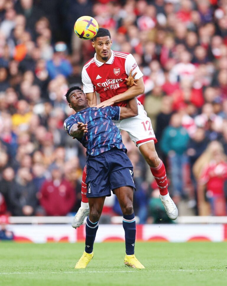 Five-star Arsenal back on top of the Premier League