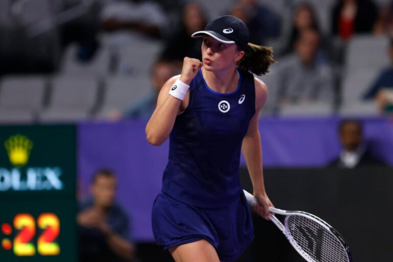 Swiatek cruises to win over Kasatkina