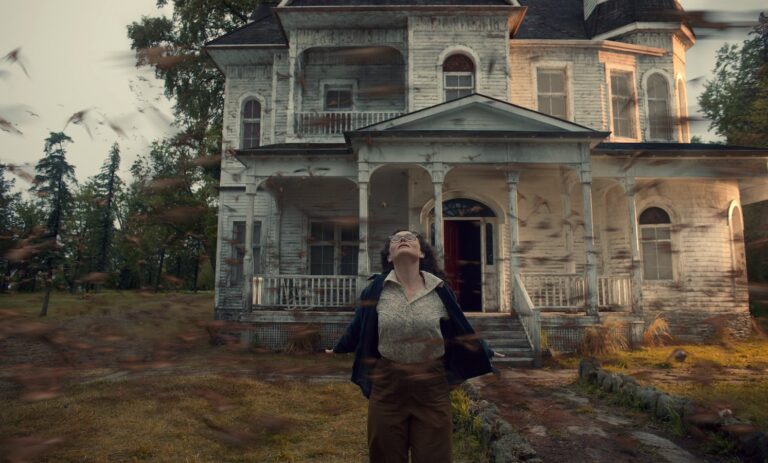 Review: ‘Cabinet of Curiosities’ reinvigorates the horror anthology series