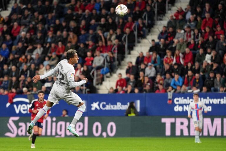 Lewandowski and Pique sent off as Bar?a rally past Osasuna