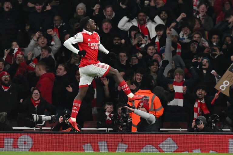 Arsenal beat Man Utd 3-2 to open up five-point Premier League lead