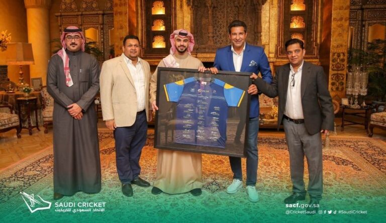 ‘Sultan of Swing’ Wasim Akram discusses future of cricket in the Kingdom with Prince Saud