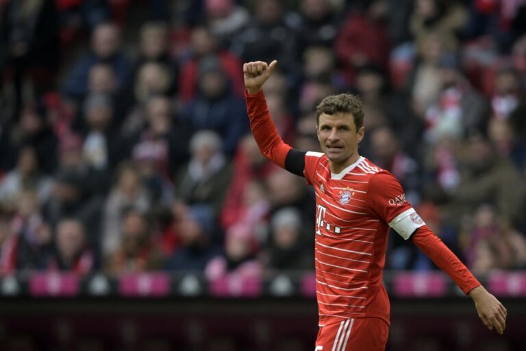 M?ller sets record, scores to keep Bayern top in Bundesliga