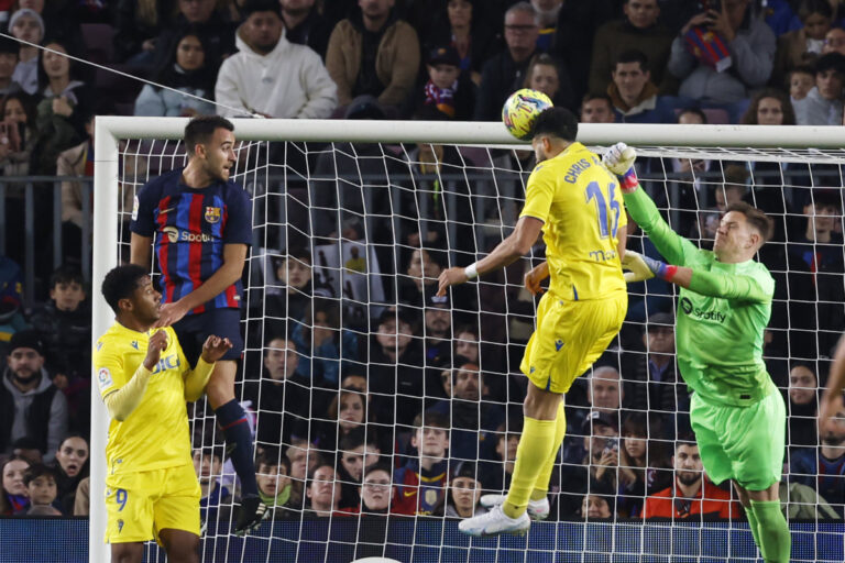 League leader Barcelona beats Cadiz 2-0 after turbulent week