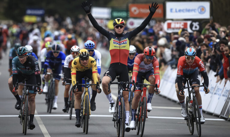 Merlier wins sprint battle in Paris-Nice opener