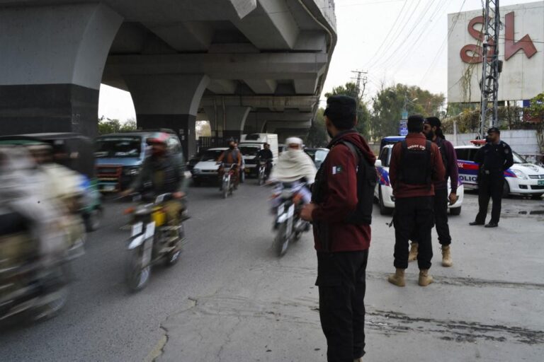 Pakistan Taliban kill policemen guarding census team