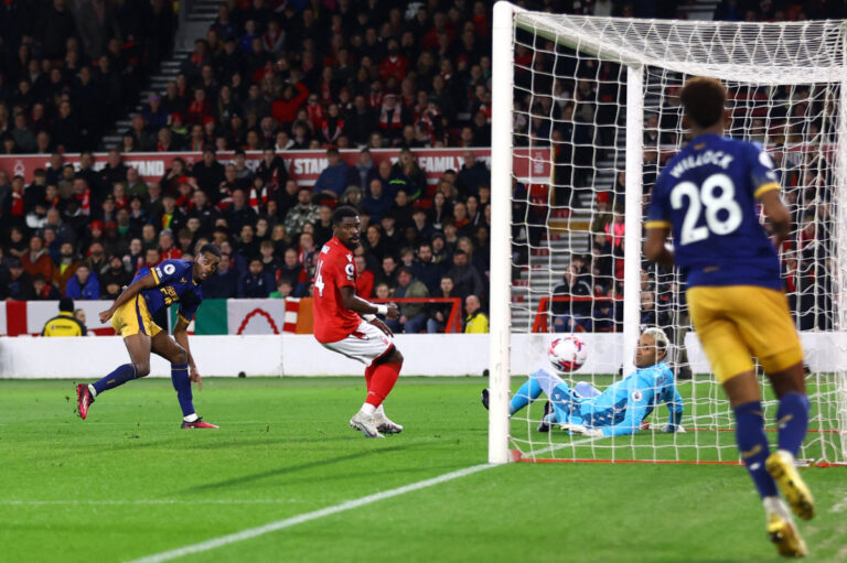 Isak fires Newcastle to within sight of Premier League top four