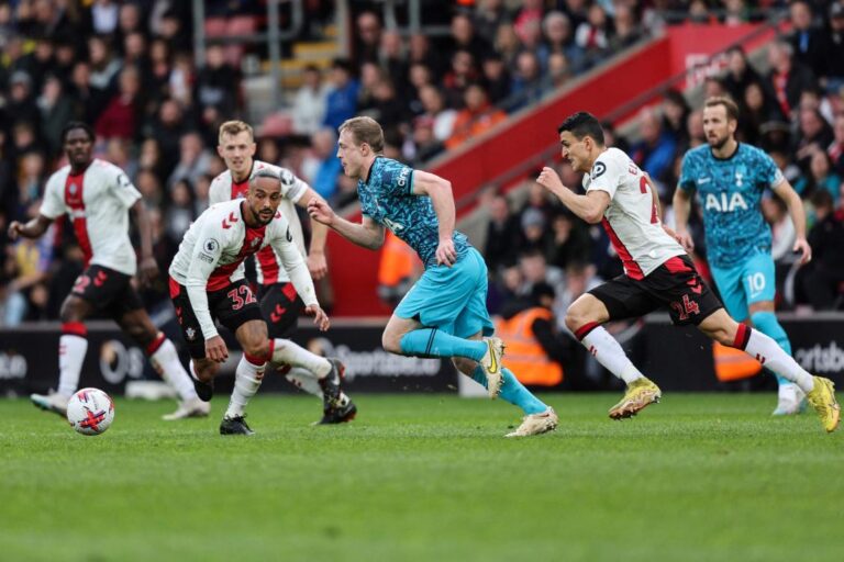 Leeds earn big win; Tottenham throw away lead in EPL
