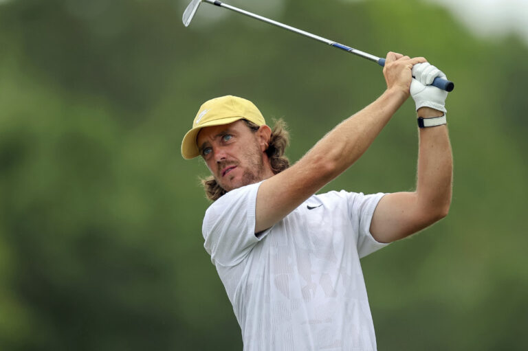 Schenk’s late birdie gives him lead over Spieth, Fleetwood