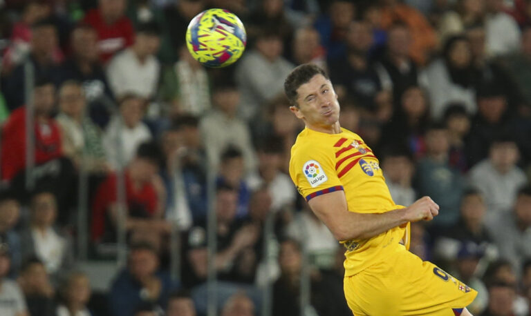 Lewandowski hits two as Liga leaders Barca cruise past Elche
